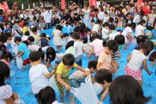 　「第４１回 白鷹鮎まつり」　ちびっこ魚のつかみどり：画像