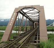 トラス型鉄橋と西山